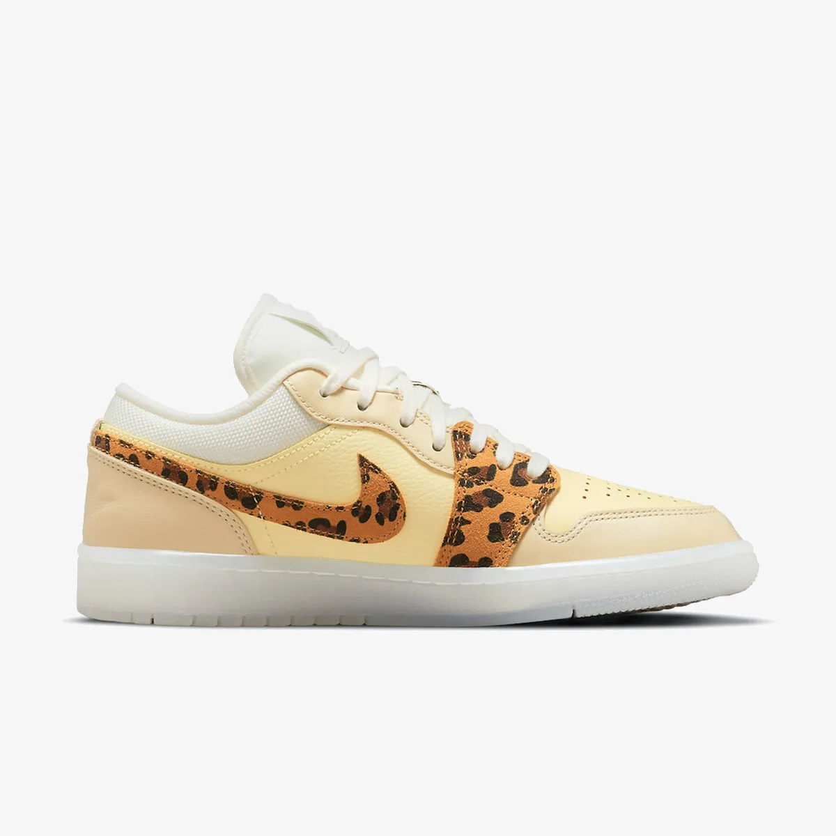 NIKE WMNS AIR JORDAN 1 LOW 