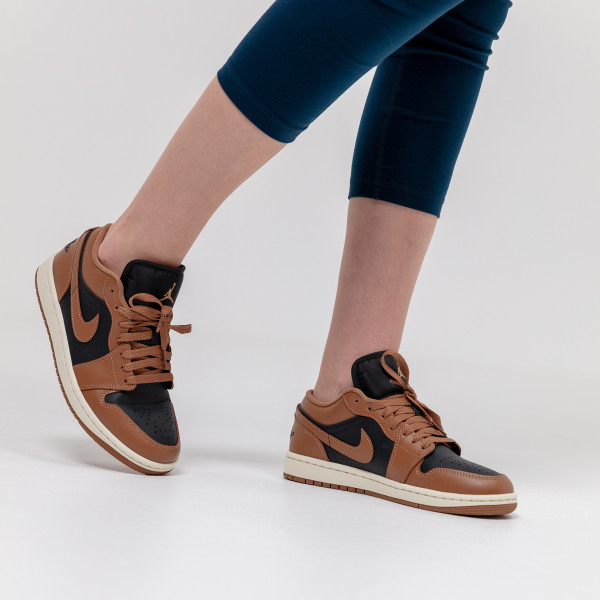 NIKE WMNS AIR JORDAN 1 LOW 